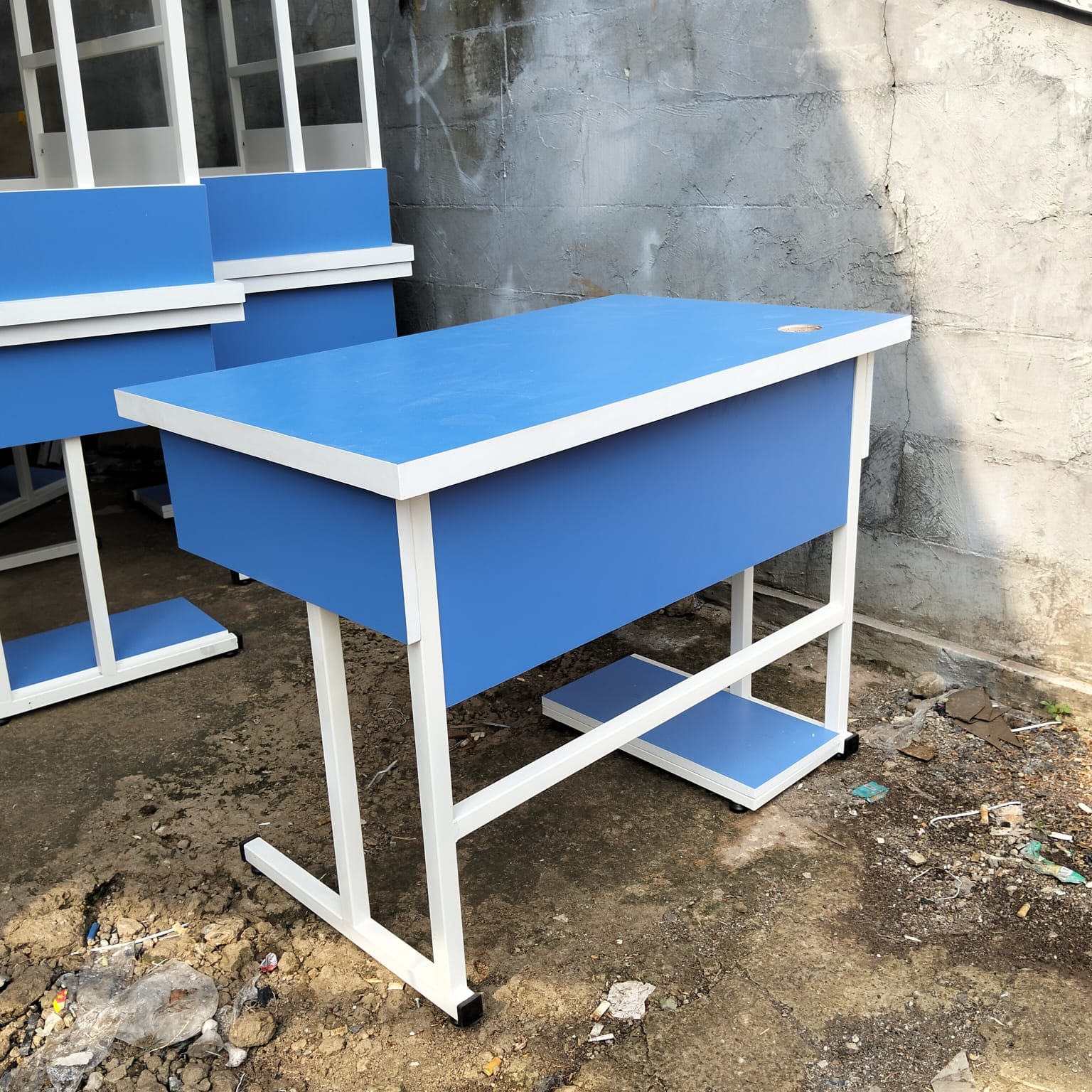 Meja Komputer Rangka Besi dengan Top Table Multiplex HPL - Gambar 2