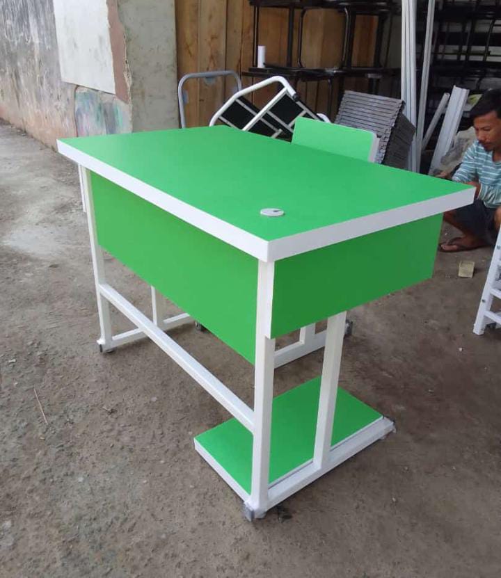 Meja Komputer Rangka Besi dengan Top Table Multiplex HPL